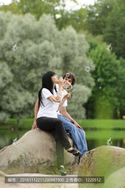 公園的年輕夫婦