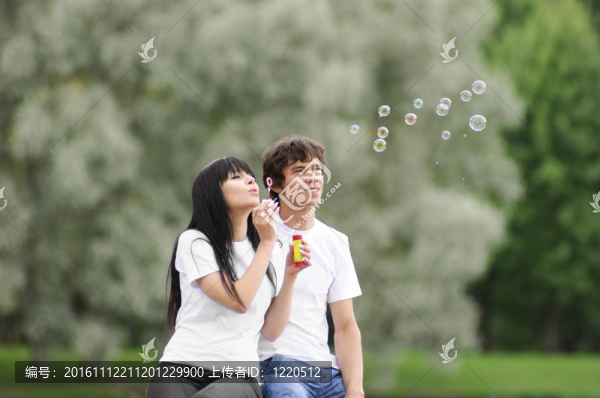 公園的年輕夫婦