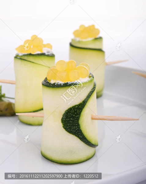 開(kāi)胃；南瓜卷和魚(yú)子醬