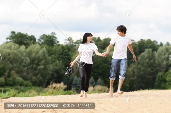 海灘的年輕夫婦