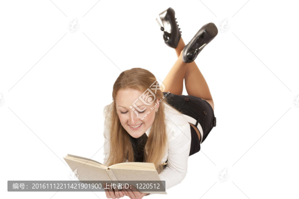 金發(fā)女孩躺下來讀一本書