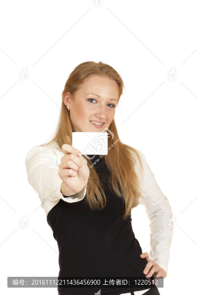 金發(fā)女孩拿著一張名片