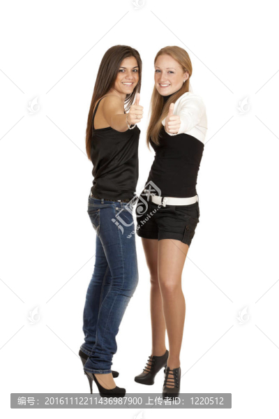 兩個女孩豎起大拇指