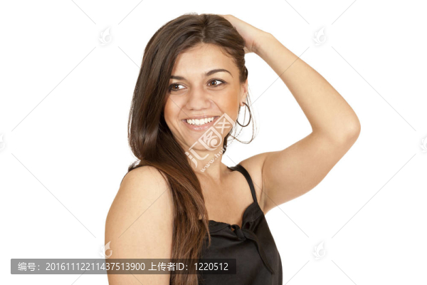 黑發(fā)的女孩把她的頭發(fā)