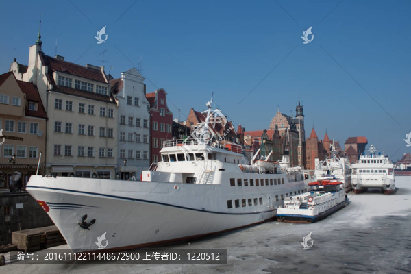 在冬天的格但斯克船只。