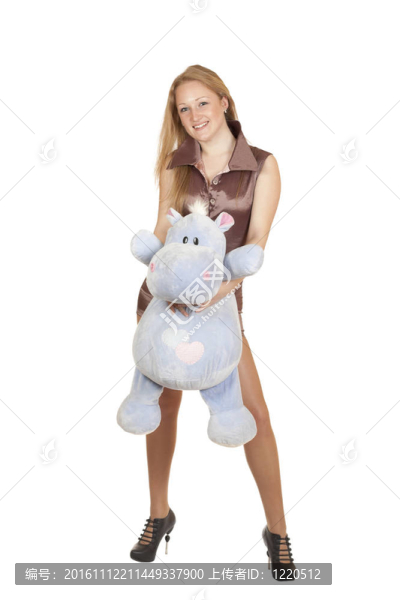 年輕的金發(fā)女孩拿著一個(gè)玩具