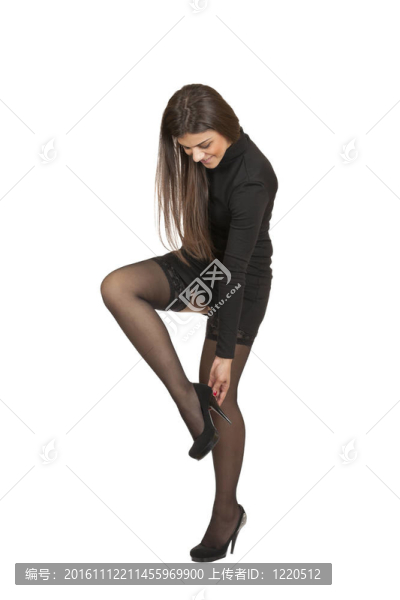 年輕女孩抬起腿伸直鞋子