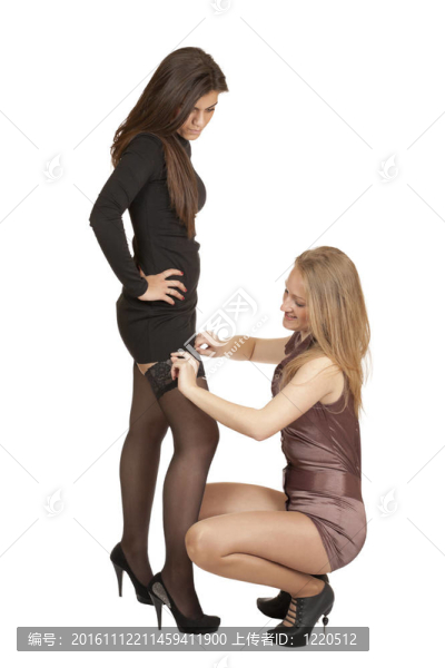 年輕女孩坐下來，調(diào)整女友的衣著
