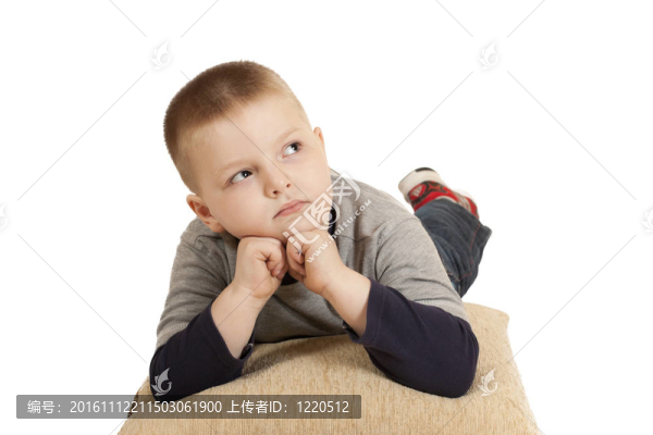 小男孩把胳膊肘放在枕頭上