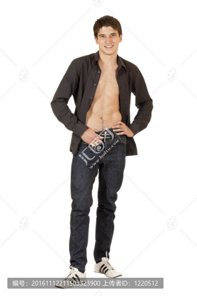 在解開(kāi)襯衫的年輕男子；全長(zhǎng)