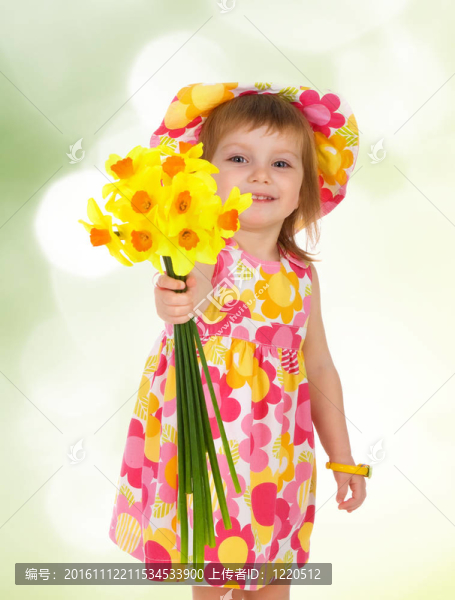 可愛(ài)的小女孩給yeloow花
