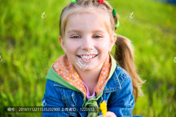 草地上可愛(ài)的小女孩