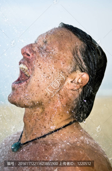 沐浴下的男人。