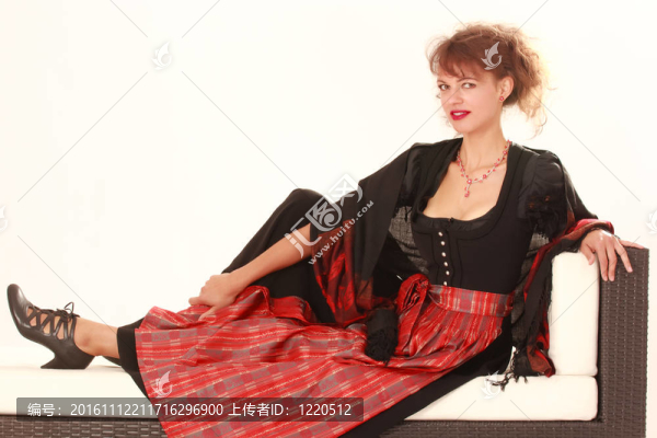 巴伐利亞的女人服裝在休息
