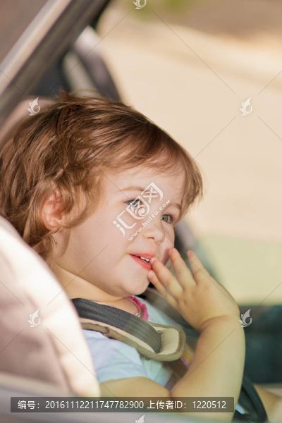 孩子坐在汽車安全座椅
