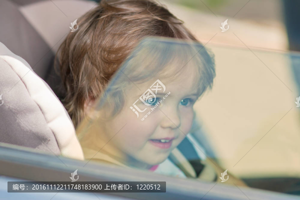 孩子望著隔著窗格微笑