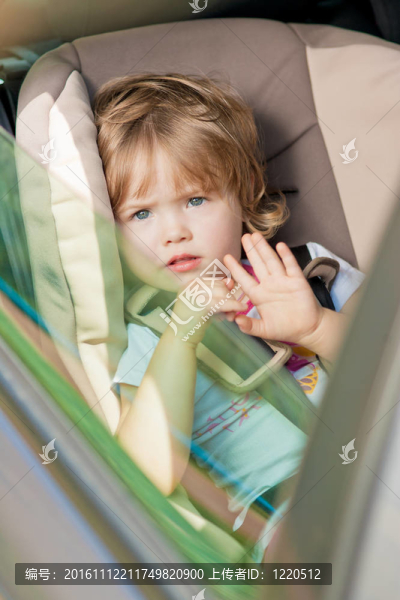 小孩在汽車安全座椅上綁緊