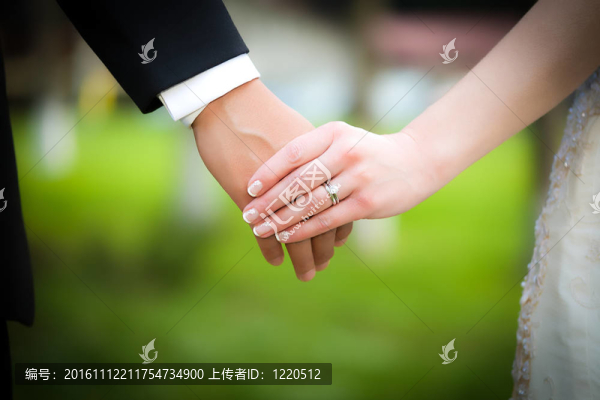 年輕已婚夫婦手牽手