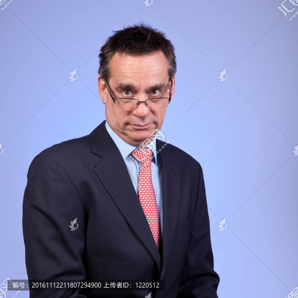 脾氣暴躁的生意人在西裝皺著眉頭