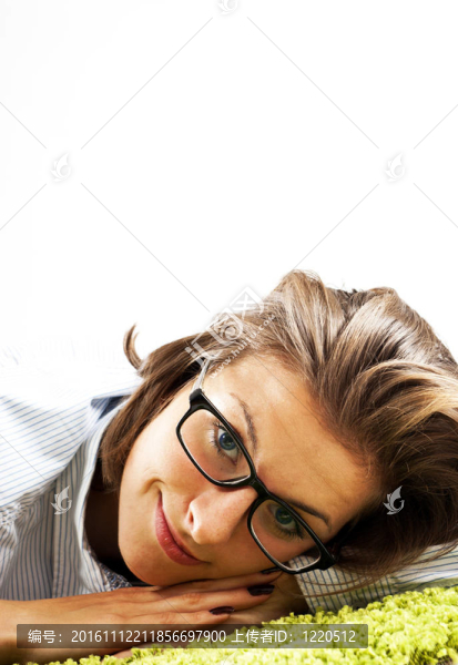 女人在綠色