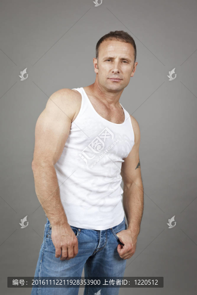 英俊的肌肉男