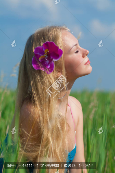 在背景上的青草的女人