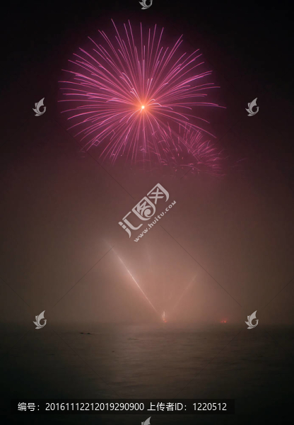 黑色天空背景下的彩色煙花