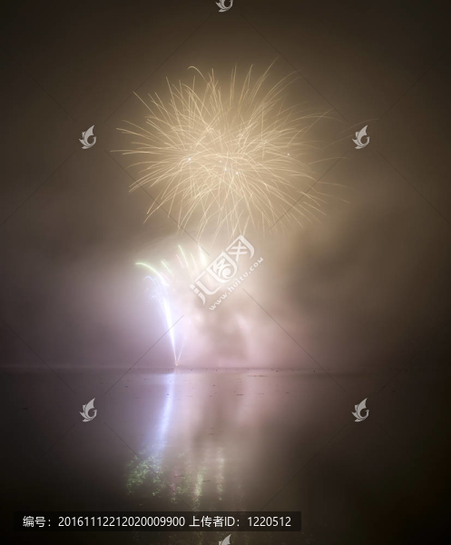 黑色天空背景下的彩色煙花