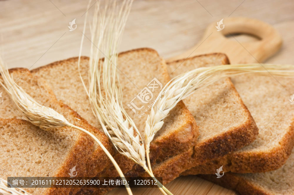 桌上的黑麥面包和玉米穗