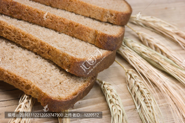 桌上的黑麥面包和玉米穗