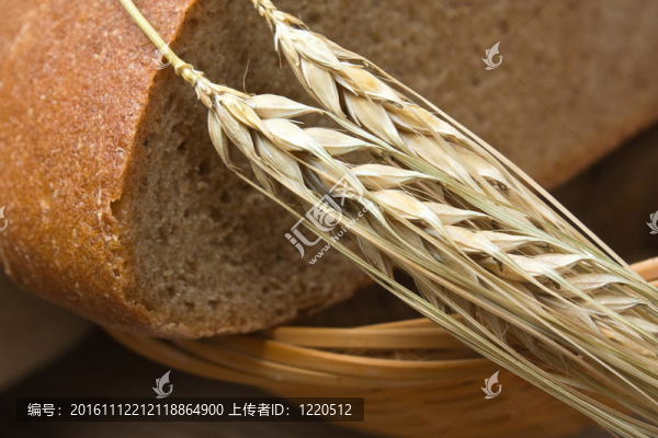 桌上的黑麥面包和玉米穗