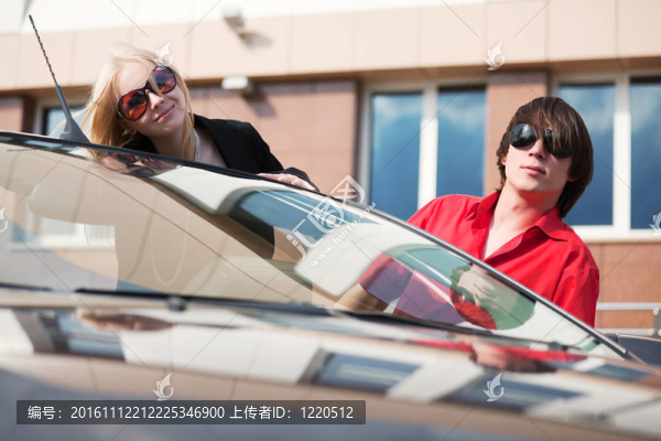 快樂(lè)的年輕夫婦在敞篷車