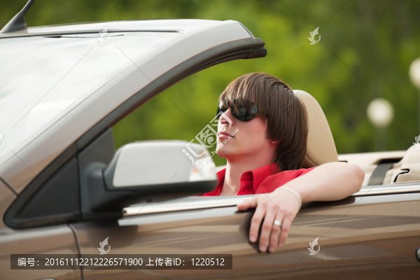 駕駛一輛敞篷車的年輕人