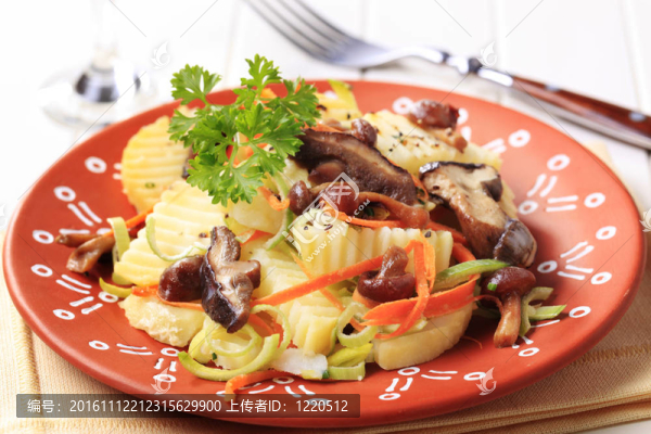土豆和蘑菇開(kāi)胃菜