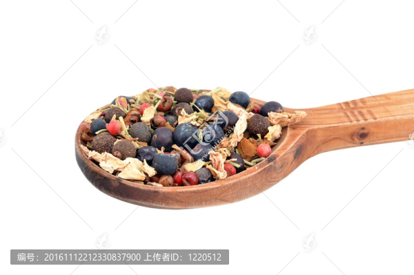 木制勺子的香料混合物；白色背景上的隔離