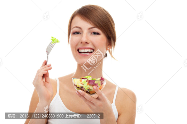女人用叉子上的沙拉；孤立的
