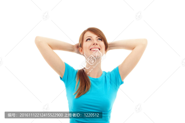 快樂的女人用手在她的頭后面