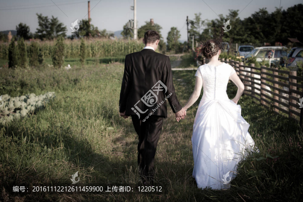 新婚夫婦走