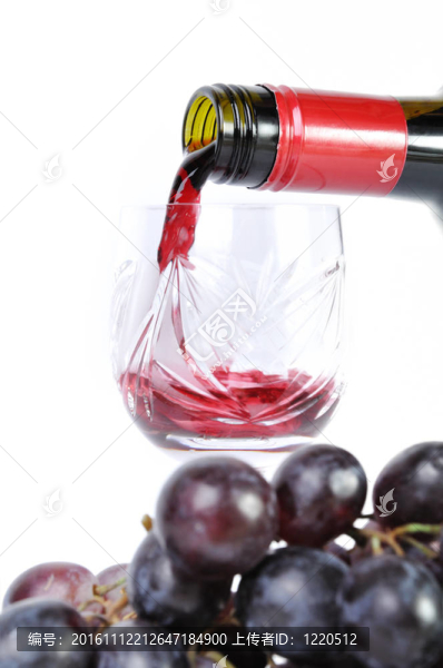 紅葡萄酒倒在高腳杯里，葡萄白