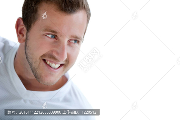男人微笑