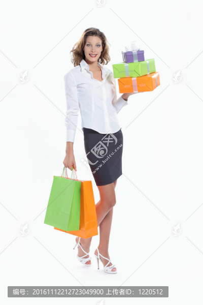 拿著白色背景的購物袋和禮品盒的女士
