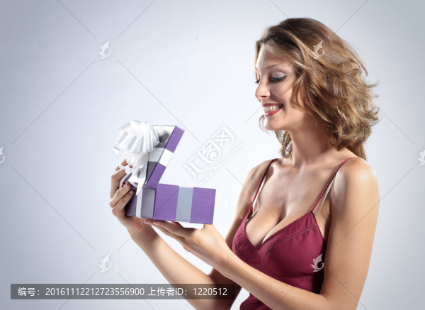 微笑的女人打開禮品盒