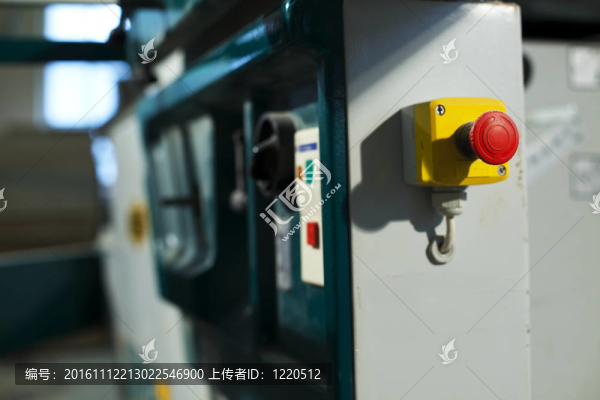 工業(yè)鋸機(jī)的緊急停止按鈕