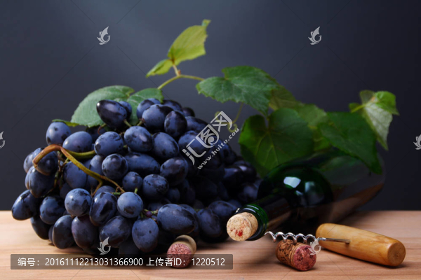 黑葡萄；一瓶酒，一個開瓶器。