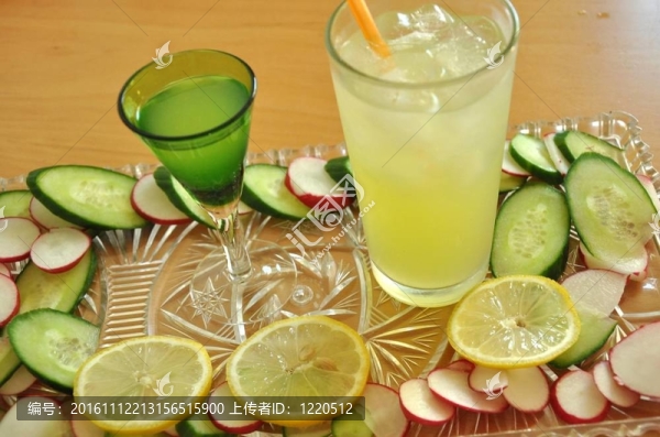 托盤上的飲料和食物