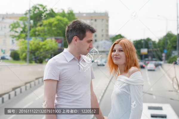 年輕情侶在城市的夏天漫步