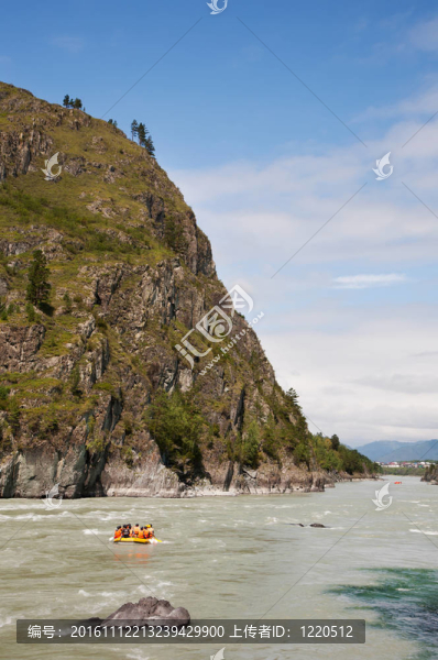 在夏季，山區(qū)河流的美景；阿爾泰山；俄羅斯