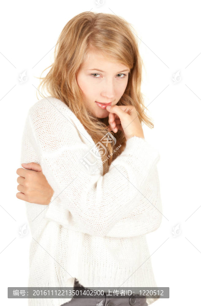害羞的女孩站在交叉手臂