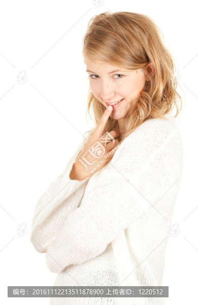 面帶微笑的迷人年輕女子