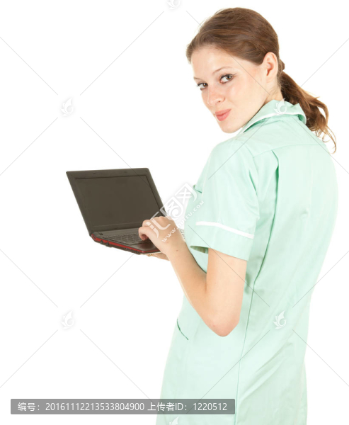 美麗的女性醫(yī)療保健醫(yī)生穿著藍(lán)色制服與電腦筆記本電腦